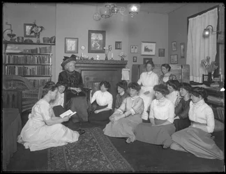 Harriet E. Hassler com um grupo de mulheres jovens, 206 W. 13th Street, Nova York, c.1912