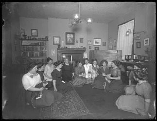 Harriet E. Hassler com um grupo de mulheres jovens, 206 W. 13th Street, Nova York, c.1912