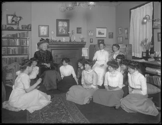 Harriet E. Hassler com um grupo de mulheres jovens, 206 W. 13th Street, Nova York, c.1912