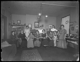 Harriet E. Hassler com um grupo de moças, 206 W. 13th Street, c.1912
