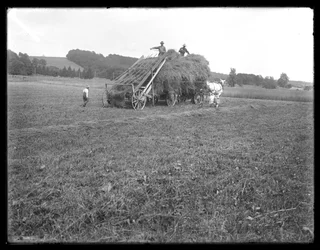 Feno, vagão, fazenda, trabalhadores, e, crianças, mostrando, aparelho, para, levantamento, a, feno, McCready, fazenda, Crawford, município, pensilvânia, c.1913