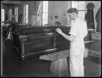 Inspecionando um caixão, Oneida, Nova York, 3 de abril de 1916