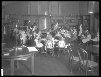 Vista interior de um ramo não identificado da biblioteca pública de Queens Borough, c.1910