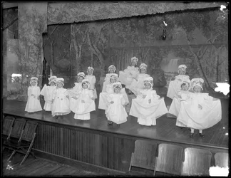 Kindergarteners no palco: muito pequenas meninas executam em um pequeno palco, provavelmente o católico romano Orphan Asylum, Kingsbridge, Bronx, c.1911