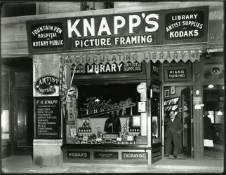 Moldura de Quadro de Knapp, Stafford Inc. Vitrine, 146 Hamilton Place, 1914