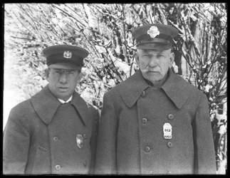 Larry Casey e John Connolly posaram em seus uniformes de inverno na neve, Isham Park, Inwood, Nova York, 7 de março de 1915.