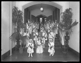 Garotinhas no asilo de católicos romanos, Kingsbridge, Bronx, voltando da capela em vestidos brancos com guirlandas e guirlandas, 20 de outubro de 1914