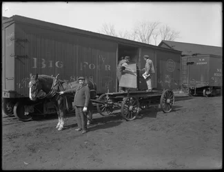 Homens medindo e inspecionando madeira para uso na fabricação de caixões, Oneida, Nova York, 3 de abril de 1916