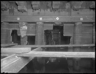 Homens que trabalham no esgoto da Rua W. 129th, Nova York, c.1911