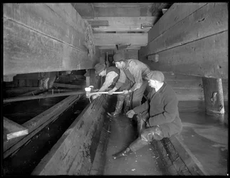 Homens que trabalham no esgoto da Rua W. 129th, Nova York, c.1911