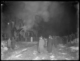 Prescott Cottage fogo à noite, Inwood Hill, 1914