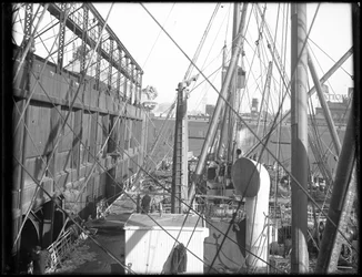 RMS Carpathia carregando no Pier 54 NR, 1912