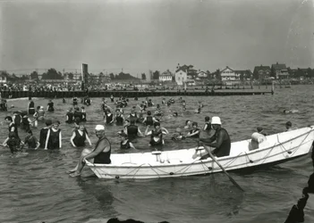 Barco a remos e nadadores na água, Coney Island, c.1910-21