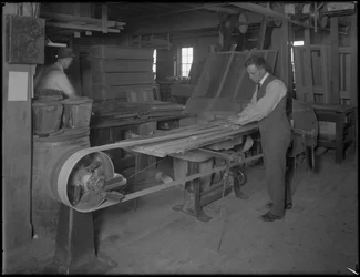 Moldes de lixagem para caixões de madeira, Oneida, Nova York, 3 de abril de 1916