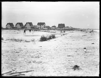 Segunda metade de uma vista panorâmica de lotes à beira-mar e da praia, Belle Harbour, Queens, 11 de julho de 1915