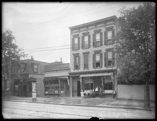 Sete crianças posam em frente a um ramo não identificado da Biblioteca Pública Queens Borough, Nova York, c.1910