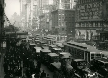 Times Square, cheia de carros, ônibus e pessoas, c.1917