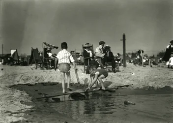 Duas crianças brincam com restos de madeira em águas rasas, Coney Island, c.1910-21