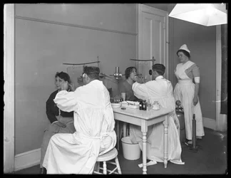 Dois pacientes sendo examinados, Sala de Exame nº 1, Hospital Seton, Spuyten Duyvil, Bronx, 30 de outubro de 1914