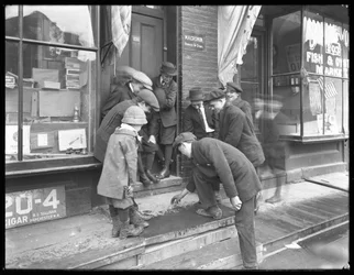 Garotos não identificados atirando excrementos em um alpendre, Nova York, 30 de maio de 1915