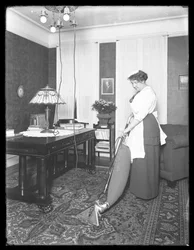 Mulher não identificada, demonstrando o uso do aspirador Apex, c.1913-14