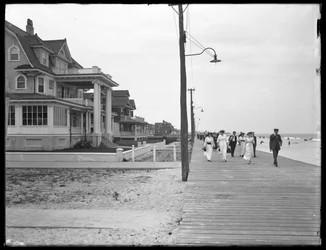 Vista ao longo do calçadão da Beach 125th Street, Belle Harbour, Queens, 11 de julho de 1915