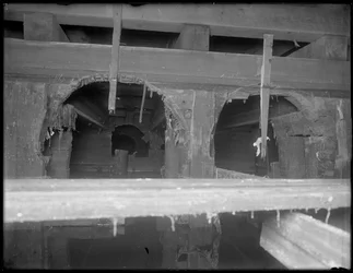 Ver dentro do esgoto W. 129th Street, Nova York, c.1911