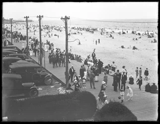 Vista do calçadão e da praia do Hotel Curley, Belle Harbour, Queens, 11 de julho de 1915
