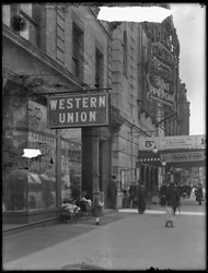 Sinal de escritório da Western Union na W. 125th Street e St. Nicholas Avenue, Nova York, 28 de abril de 1916