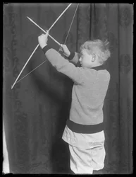 William Gray Hassler posando com arco e flecha, c.1912