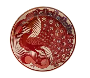 Prato com pavão de lustre vermelho