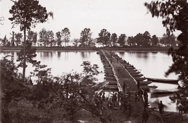 Ponte do pontão sobre o rio James, ca. 1864.