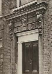 Doorway, Longbridge House, Farnham, Surrey (foto a p/b)