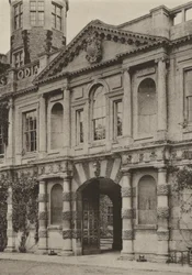 Doorway, The Gateway, Castle Ashby, Northants (foto a p/b)