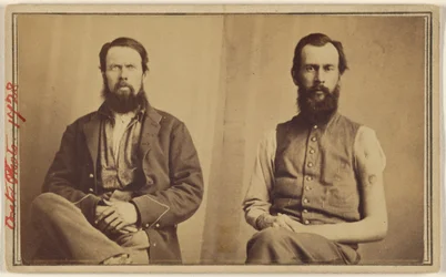 [Duas vítimas não identificadas da Guerra Civil sentadas].