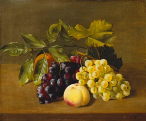 Um pêssego, uma laranja e uvas em uma borda de madeira,