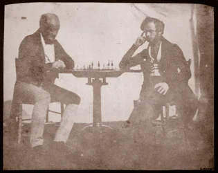 Nicolaas Henneman contempla sua jogada em um jogo de xadrez, em setembro de 1841 (impressão em papel salgado do negativo do calótipo)