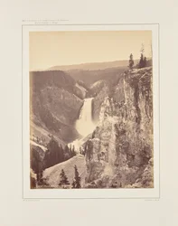 Cataratas inferiores do Yellowstone, vista distante