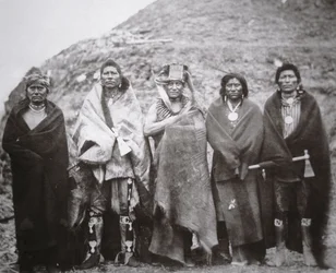 Pawnee people in front of a tribal earth lodge, c.1869 (foto a p/b)