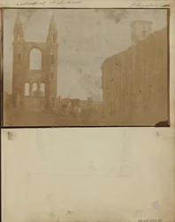 O frontão leste e o corredor sul da Catedral de St. Andrews com a Torre de St. Regulus, do noroeste.