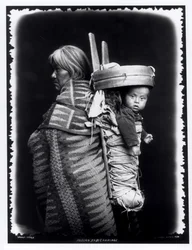 Navaho mulher carregando um papoose nas costas dela, c.1914 (bw foto)