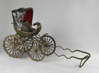 Um carrinho de bebé pintado e dourado (meios mistos)