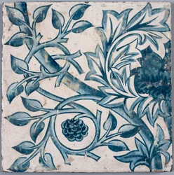 Motivo floral azul. Azulejo, 1870-1880.