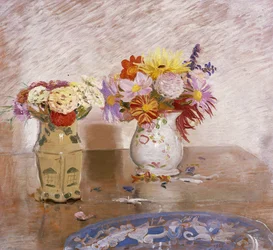 Dois Vasos de Flores e uma Placa Azul