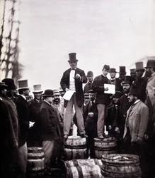 Cena do discurso político na rua: o homem está de pé num barril e fala a uma multidão exclusivamente masculina. Fotografia de William Notman (1826-1891), Musee McCord Museum, Montreal. Fim do século XIX