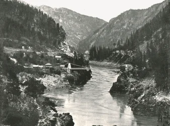 As Montanhas Rochosas: o Frazer Canyon e a Ponte Cariboo Road, perto de Spuzzum, Canadá, 1895.