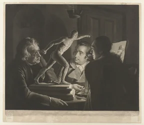 Três homens olham para um modelo do Gladiador Borghese