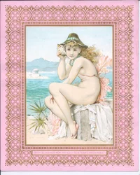 Cartão de ano novo vitoriano de uma beleza de banho em uma praia, segurando uma concha no ouvido, c.1881