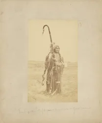 Powder Face, chefe de guerra dos Arapahoes, [em traje de guerra]