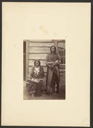 Filhos do chefe Arapaho, Pequeno Corvo [Pequeno Urso e Escudo, provavelmente no Campo de Abastecimento]